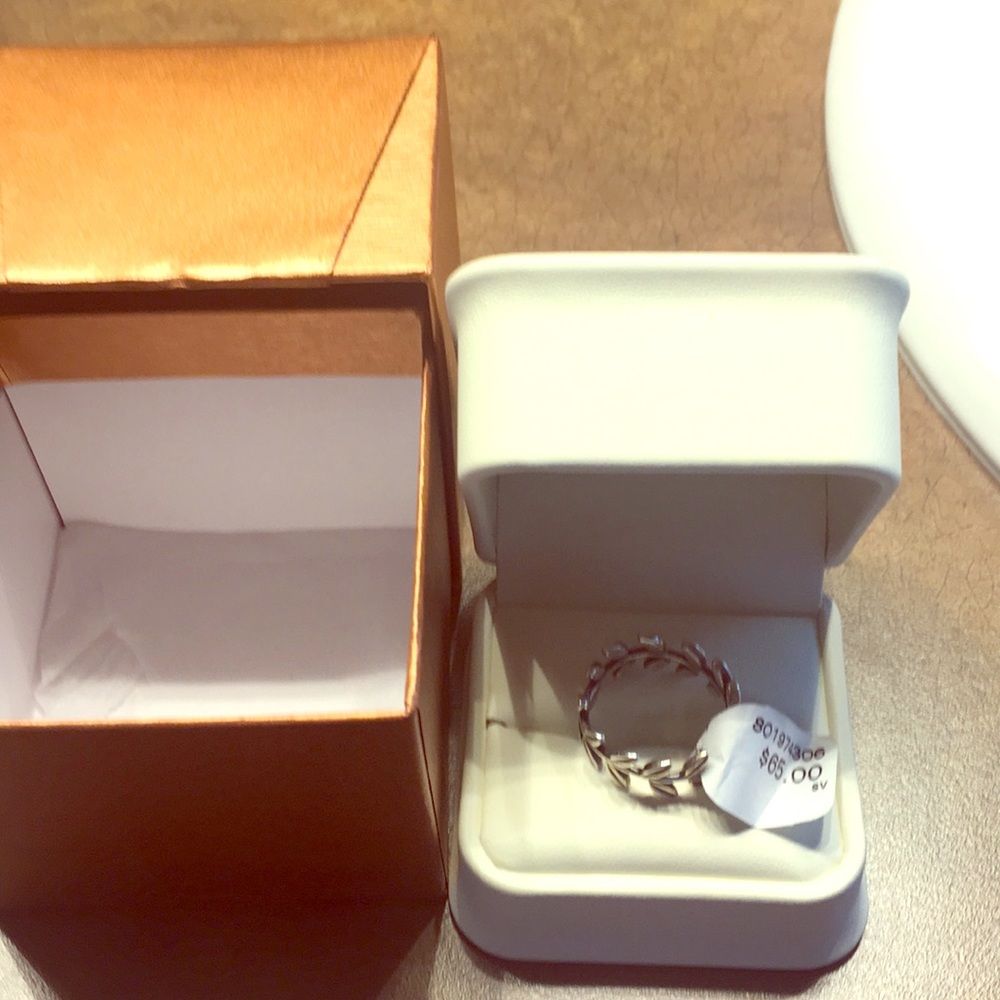 Pandora Laurel ring never worn